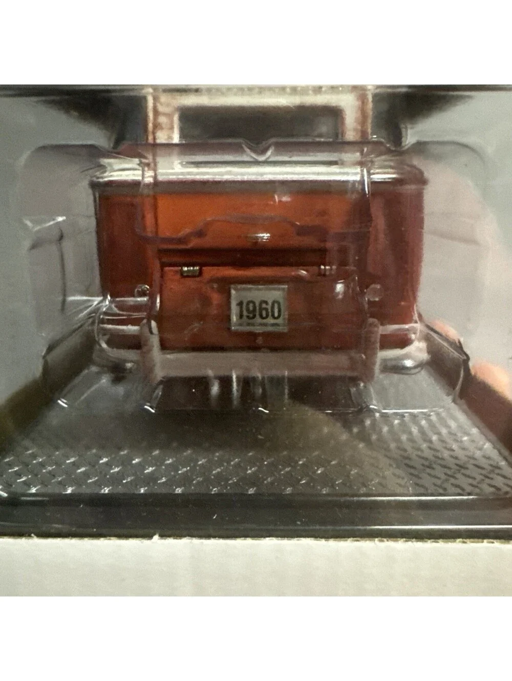 M2 Machines 1/24 RUSTY 1960 VW Microbus Deluxe USA Model R45 Red White Patina